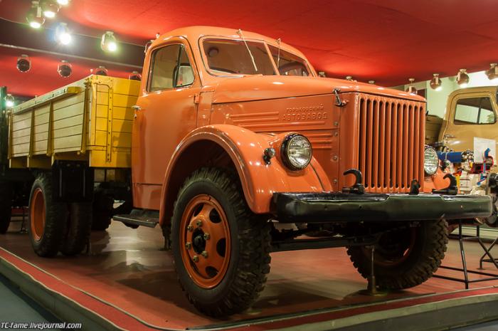 ГАЗ-51 - грузовой автомобиль грузоподъемностью 2,5 т; наиболее массовая грузовая модель 50-70-х годов.